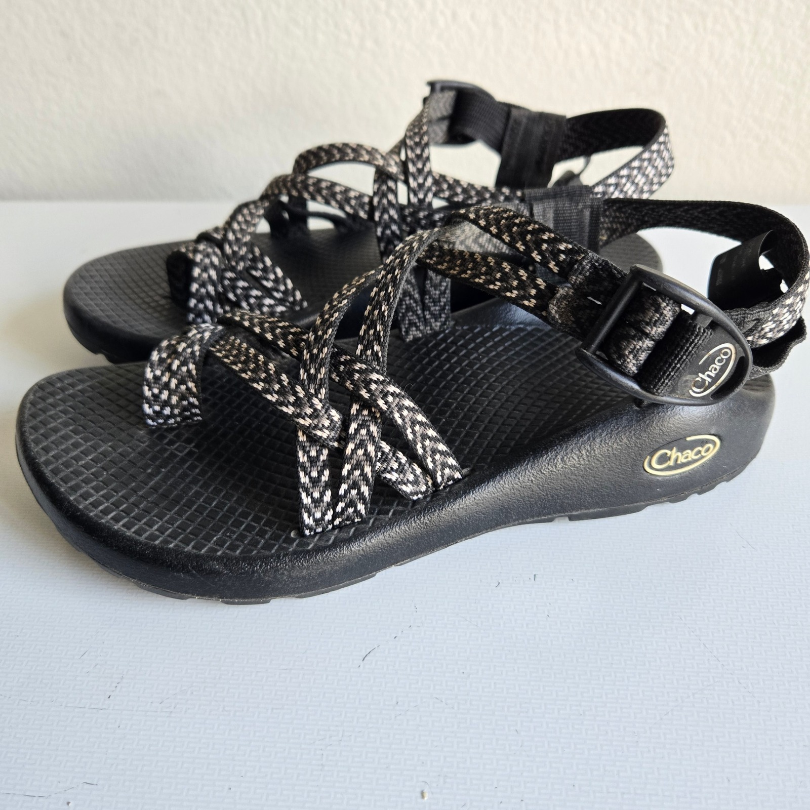 Chaco Zx 2 Womens 6 Black White Patterned Strappy Toe Loop Sandals J106266